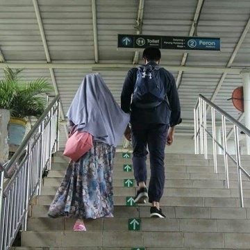 Primus Yustisio dan Jihan Fahira mengandalkan transportasi commuterline. (Instagram @primusyustisiojihanfahira_fans)